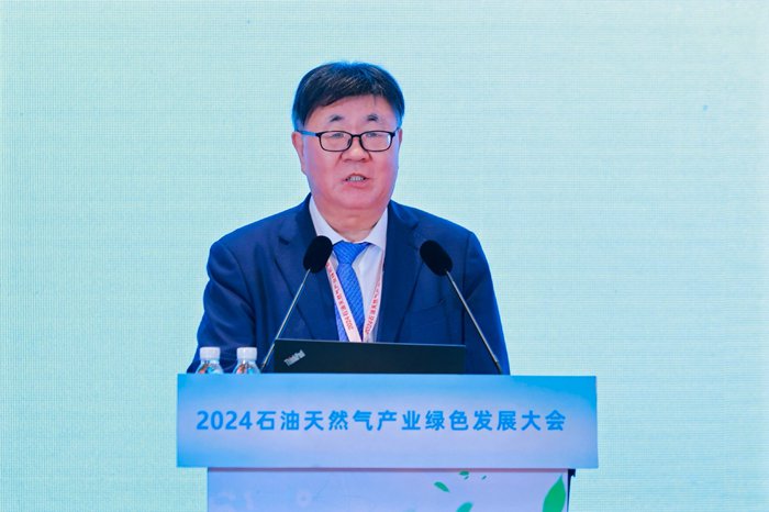 中国石油和化学工业联合会党委常委、副会长孙伟善主持大会开幕式